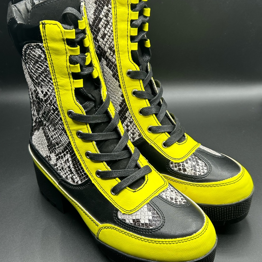 Women’s Bamboo Powerful Combat Boots Black Snake Print Size 8 1/2. NWOT